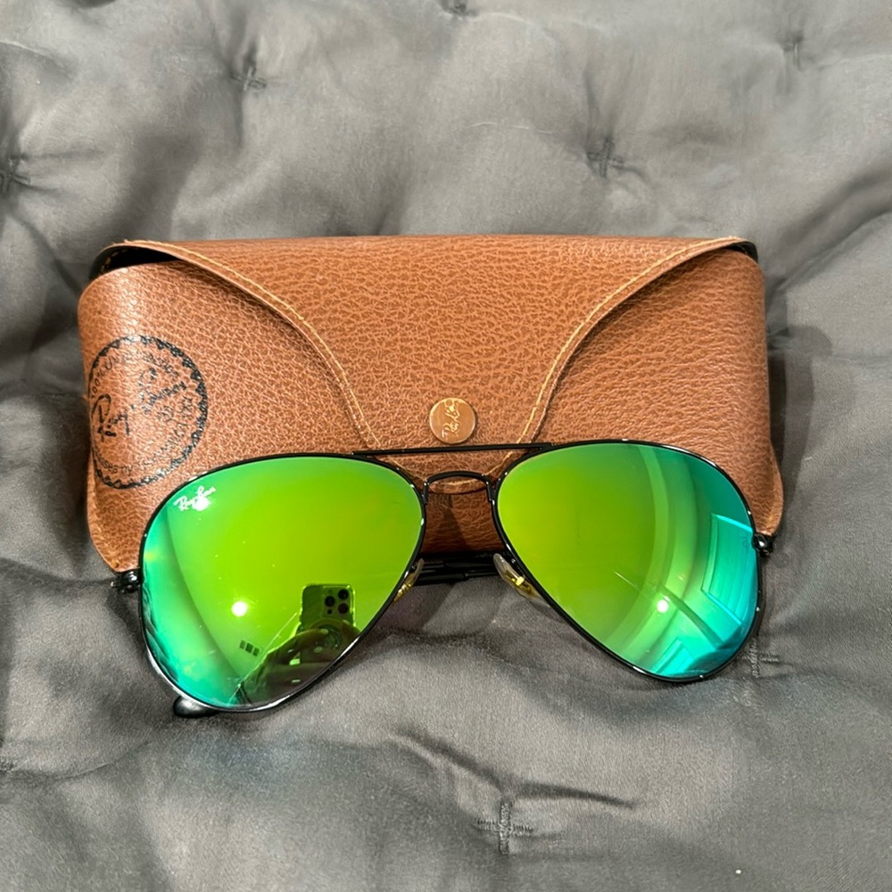 Green mirror aviator Ray bans. Frame is black